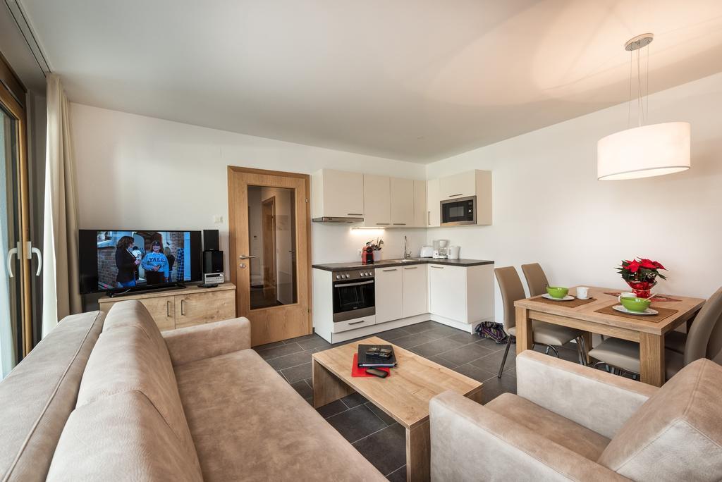 Alpenparks Hotel & Apartment Central Zell Am See Room photo